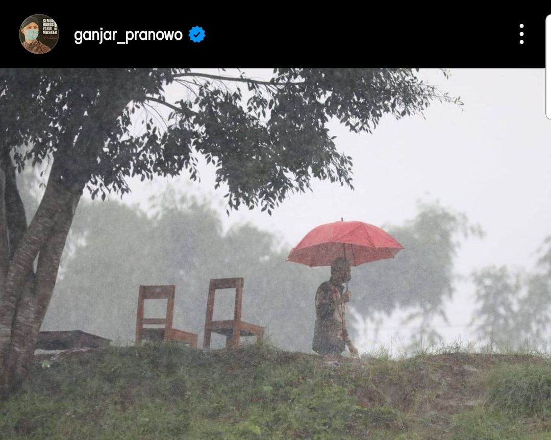 Gubernur Jawa Tengah, Ganjar Pranowo, menantang pengikut Instagramnya untuk memberi caption terhadap foto dirinya berpayung di tengah hujan. Dia menjanjikan hadiah baju bagi lima caption terbaik.
