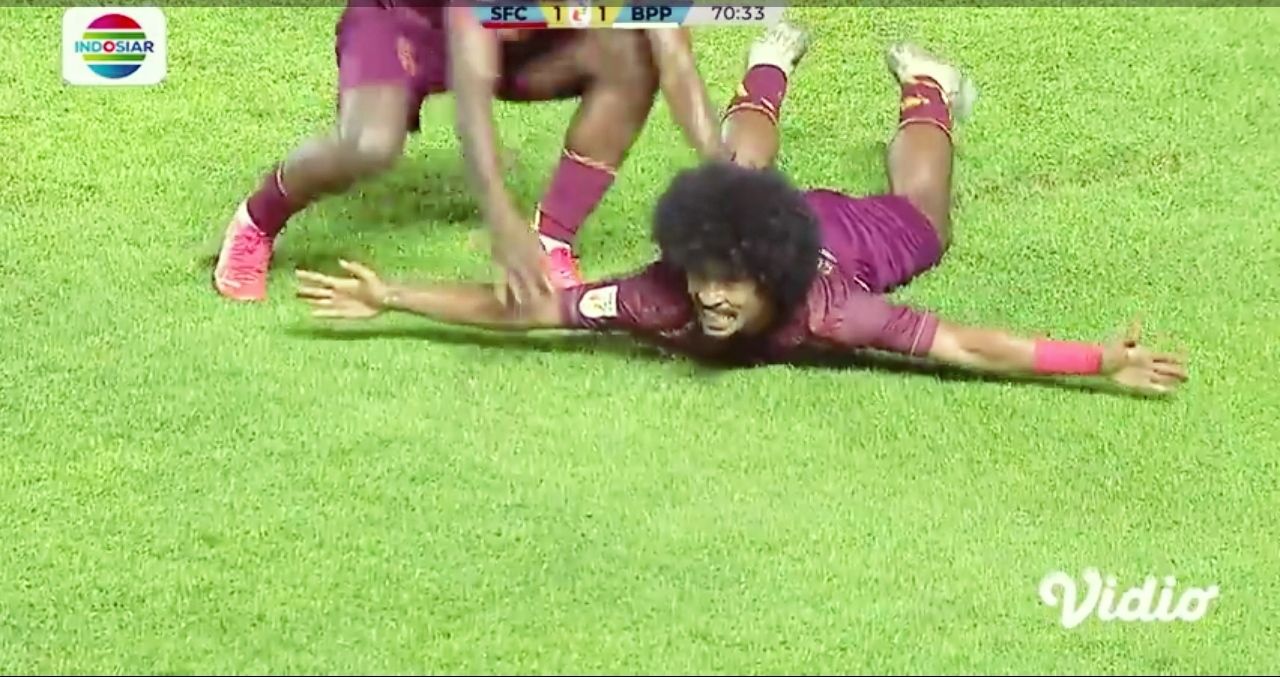 Sunawan Rusni merayakan gol ke gawang Persiba
