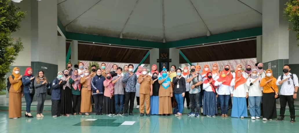 foto bersama Bupati Kubu Raya, Muda Mahendrawan bersama para peserta ToT bahasa isyarat  di Sma Taruna Bumi Khatulistiwa, Selasa, 14 Desember 2021