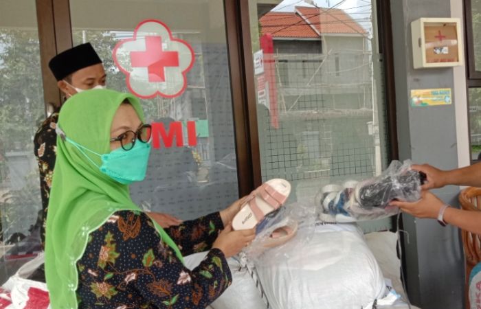 Pengurus Badan Koordinasi Lembaga Pendidikan Al-Qur'an (Badko LPQ) Kebumen, menyerahkan bantuan untuk korban erupsi Gunung Semeru.