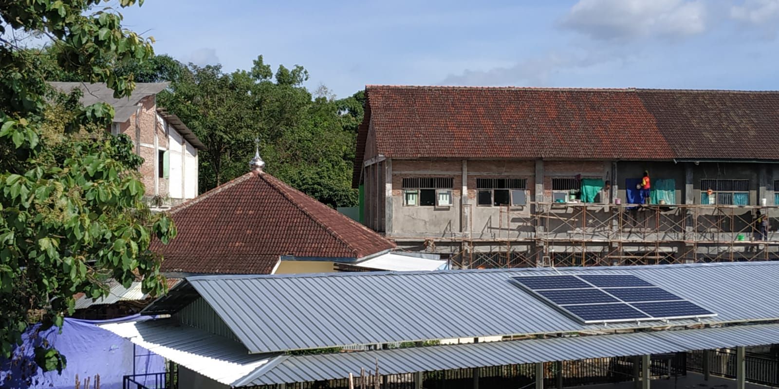 Sebanyak enam panel surya di pasang di salah satu bagian atap kantin Pondok Pesantren Al Huda di Bulusulur, Wonogiri. Panel Surya itu untuk Pembangkit Listrik Tenaga Surya Atap.