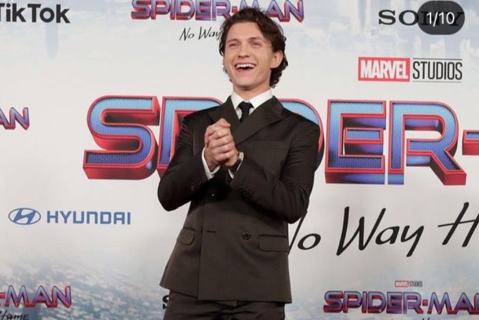 Tom Holland memerankan karakter Peter Parker sedang menonton premier Spiderman No Way Home