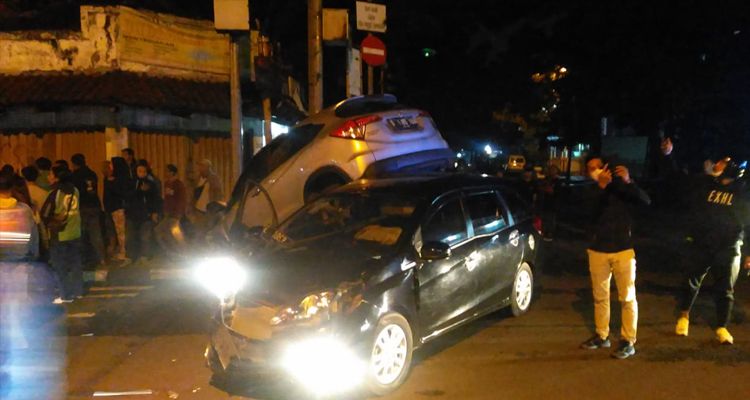 Kecelakaan di Perempatan Jalan Otista Kota Bandung, Kamis 16 Desember 2021 dini hari. Dua mobil saling tindih