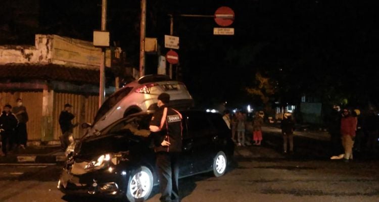 Dua mobil saling tindih usai terlibat kecelakaan di Perempatan Jalan Otista Kota Bandung, sekira pukul 00.50 WIB, Kamis 16 Desember 2021