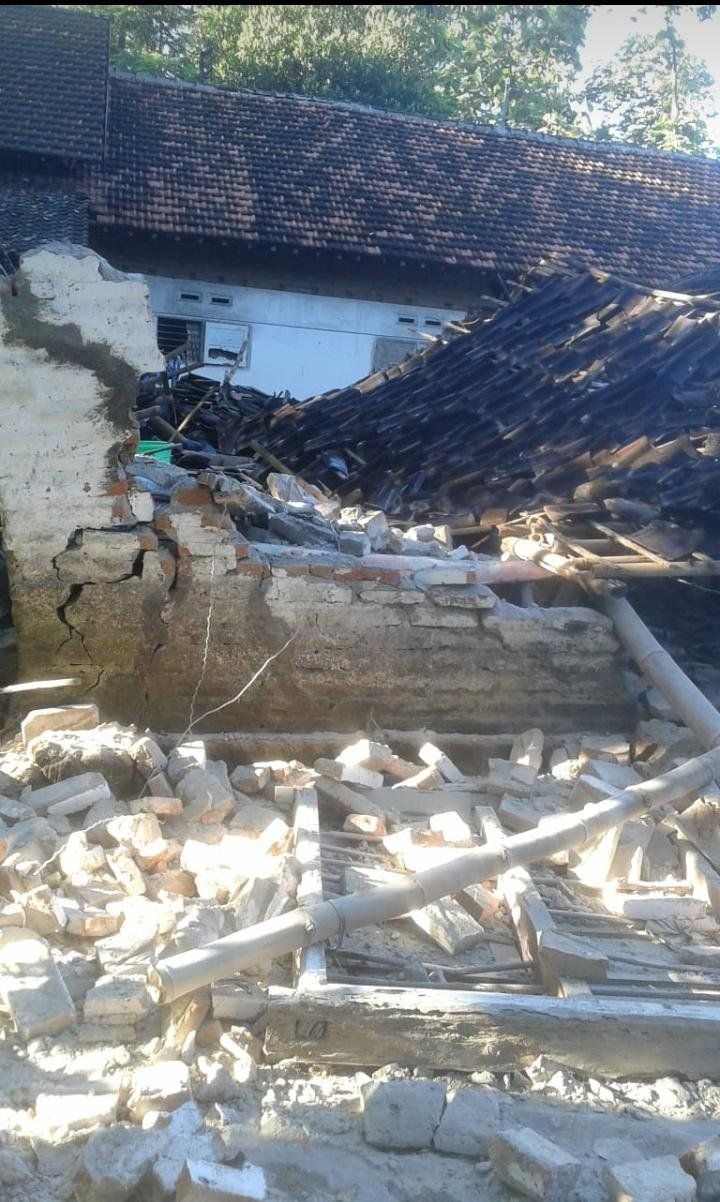 Rumah warga di di Ambulu hancur