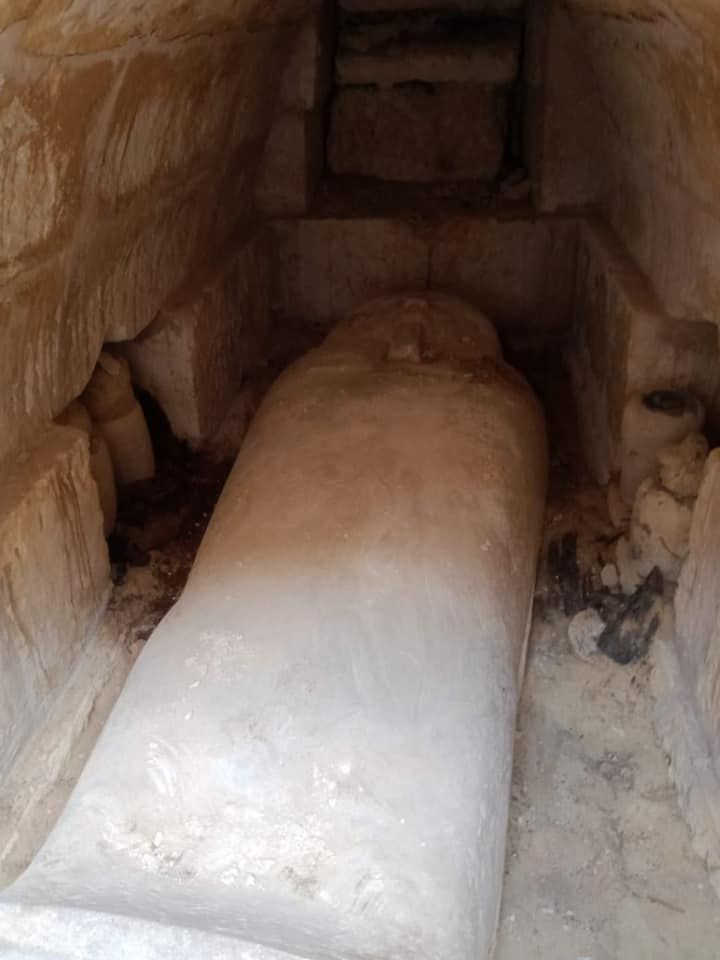 Mumi dengan tutup sarkofagus batu kapur yang bagian atasnya dibentuk serupa wajah manusia. /Facebook Kementerian Pariwisata dan Purbakala Mesir