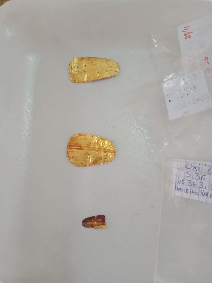 Tiga lidah foil emas yang ditemukan. /Facebook Kementerian Pariwisata dan Purbakala Mesir