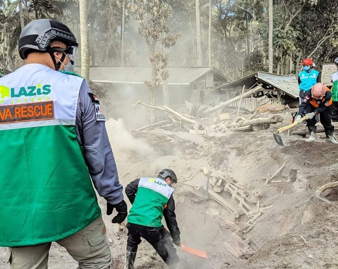 Relawan Lazis Jateng turut mengevakuasi korban Gunung Semeru pasca erupsi  pada 4 Desember 2021 lalu.