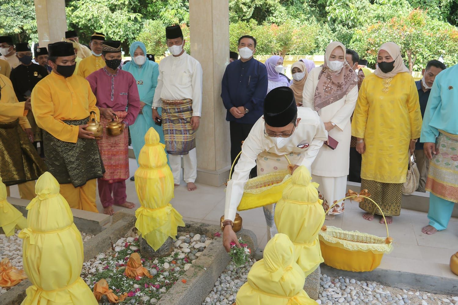 Wakil Wali Kota Batam, Amsakar Achmad menabur bunga di makam Nong Isa