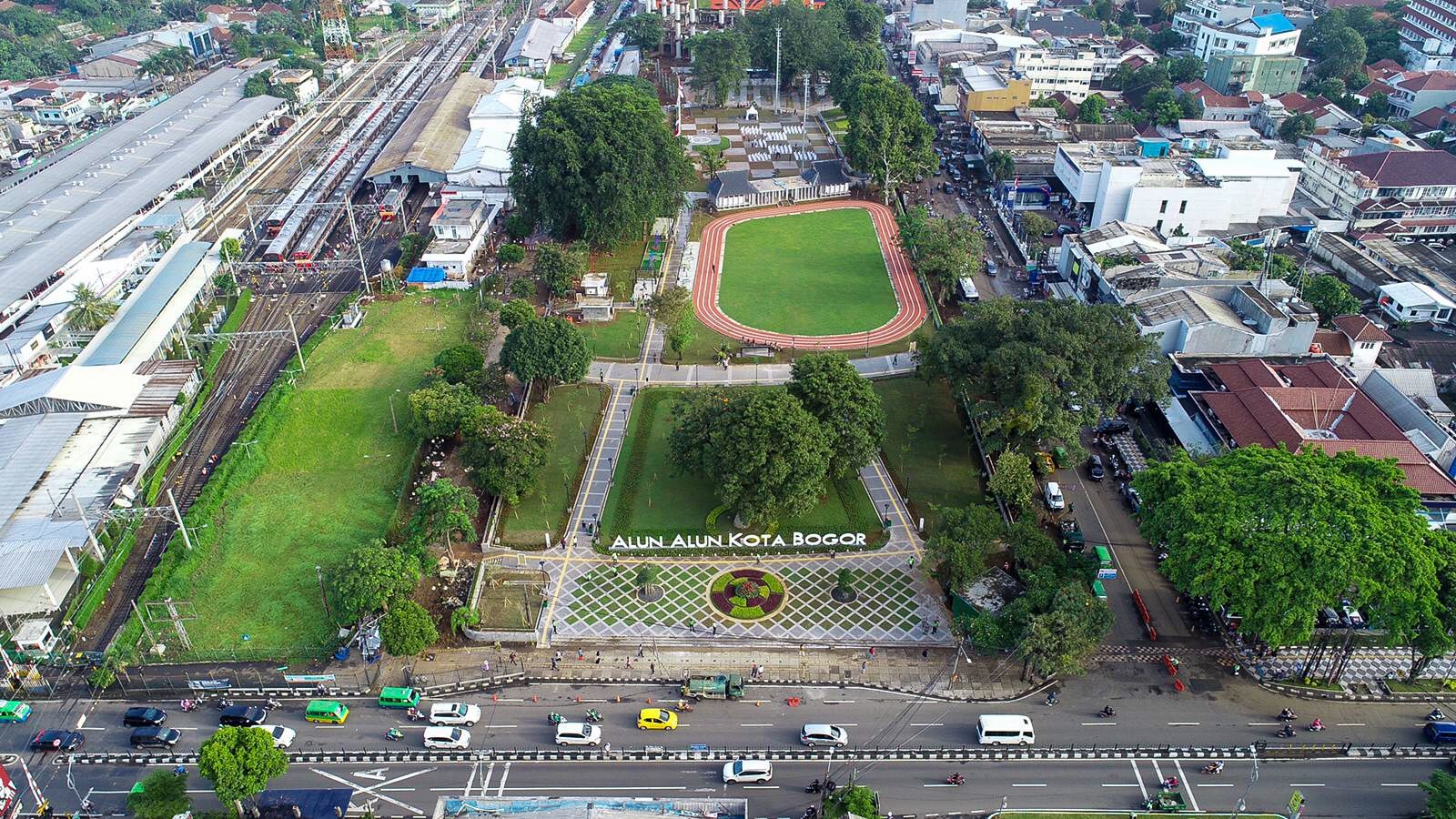 Penampakan Alun-alun Kota Bogor dari udara terlihat indah tak jauh dari Stasiun Bogor dan Jalan Raya Kapten Muslihat.