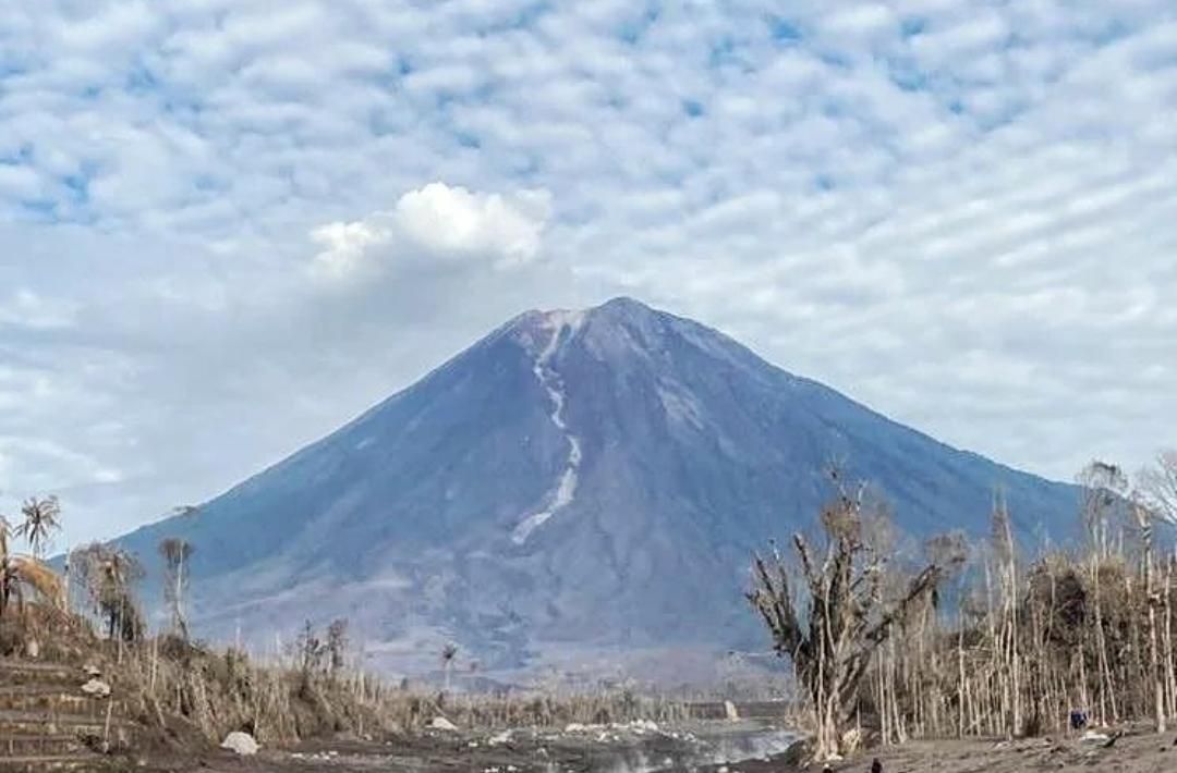 Gunung Semeru Meletus, Tapi 15 Gunung Ini Yang Paling Berbahaya Di ...