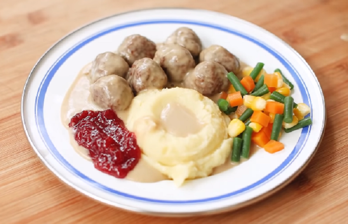  Resep membuat bakso sapi ala IKEA, Swedish Meatballs dengan saus gravy dan mashed potato oleh Devina Hermawan.