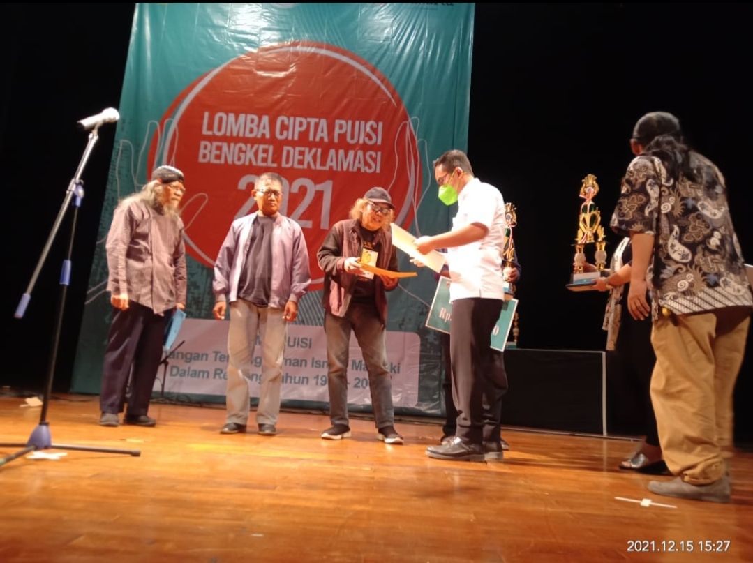 Penyerahan hadiah 'Lomba Cipta Puisi Bengkel Deklamasi 2021' di TIM Jakarta