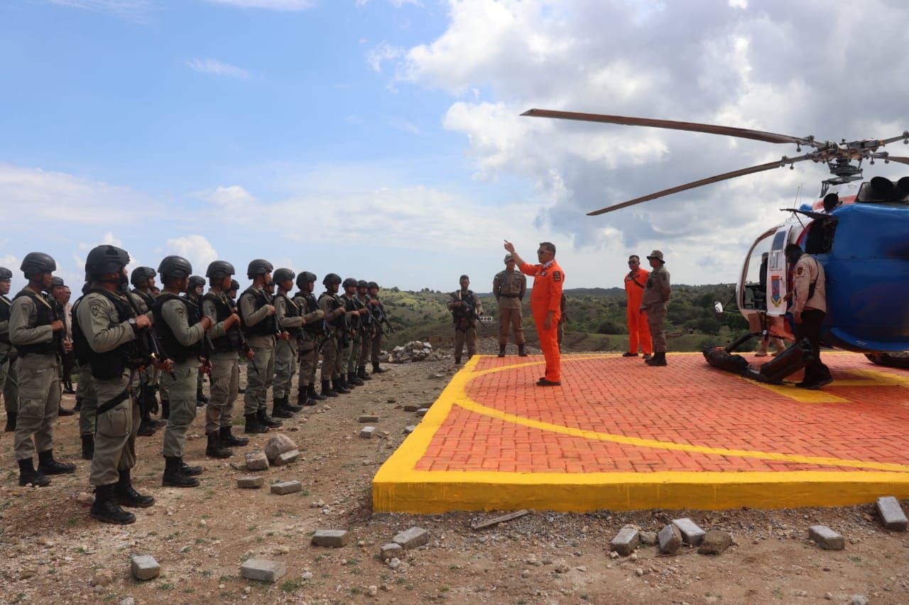 Kapten helikopter memberikan arahan kepada peserta latihan Mobud