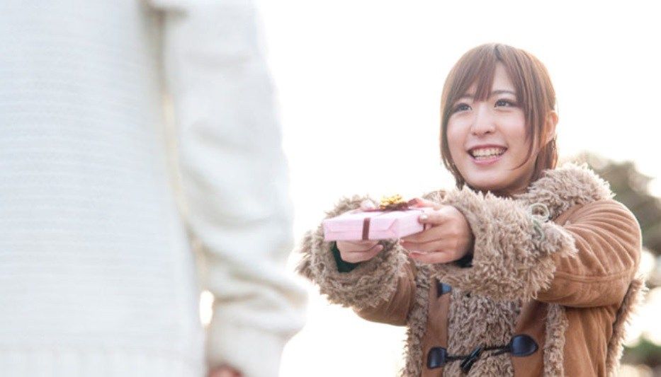 Ilustrasi perempuan Jepang memberikan coklat pada pria idamannya