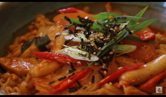 Ilustrasi Resep Rahasia Rabokki: Ramen Pedas Manis Asal Korea Selatan yang Rasanya Nendang Abis