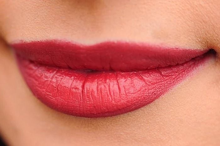 Pink cerry atau brown mocca juga bagus sebagai perias bibir agar terkesan tidak norak dan tidak menor