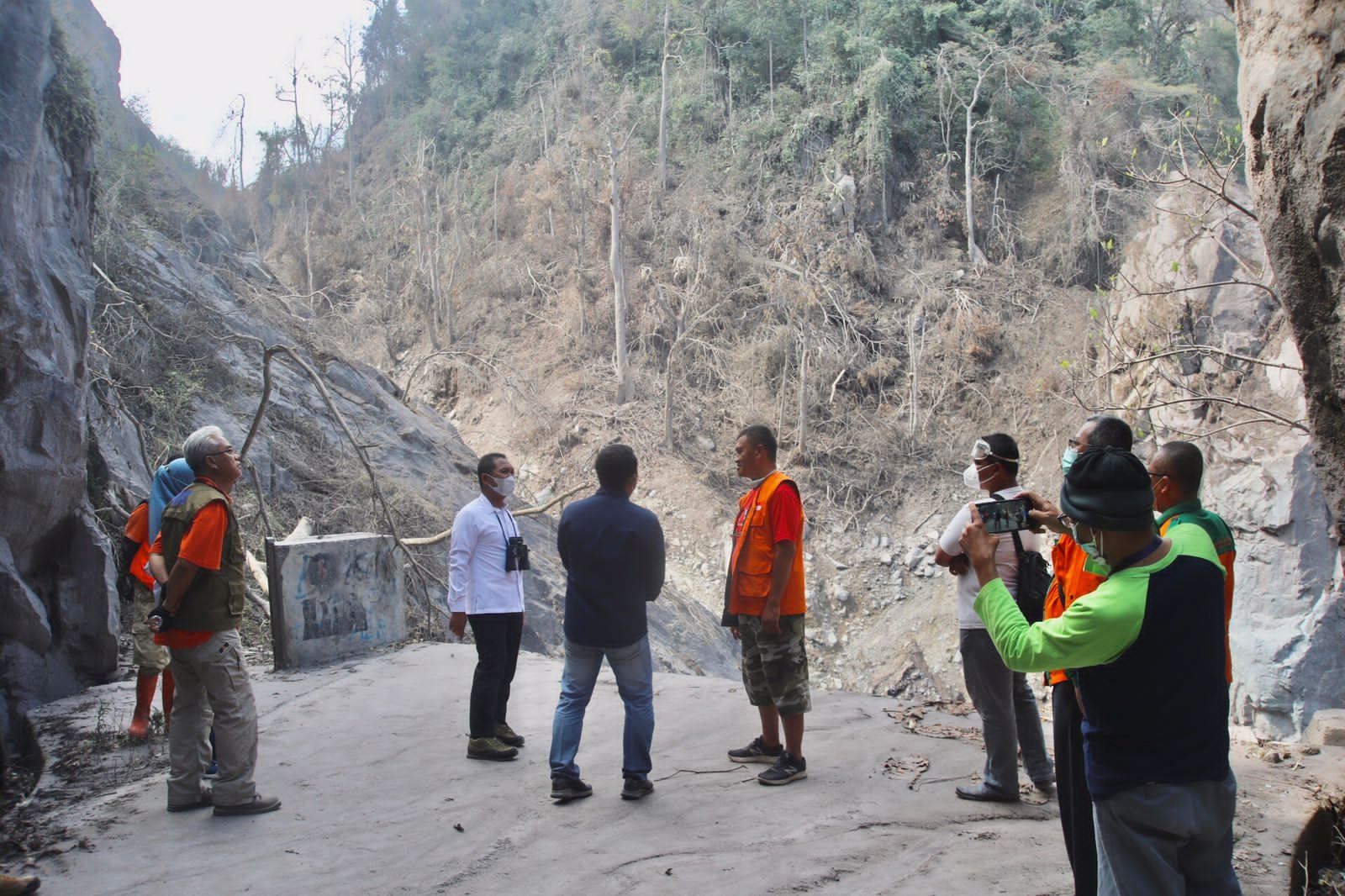 Bupati Lumajang Thoriqul Haq (putih) saat meninjau kondisi pengerjaan jembatan gantung di Kecamatan Pronojiwo
