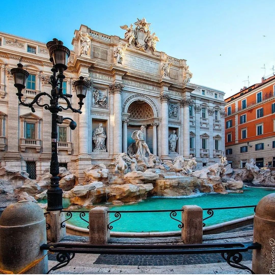 Salah satu bangunan bersejarah dinkita Roma yang dihiasi dengan hiasan dan kolam air mancur