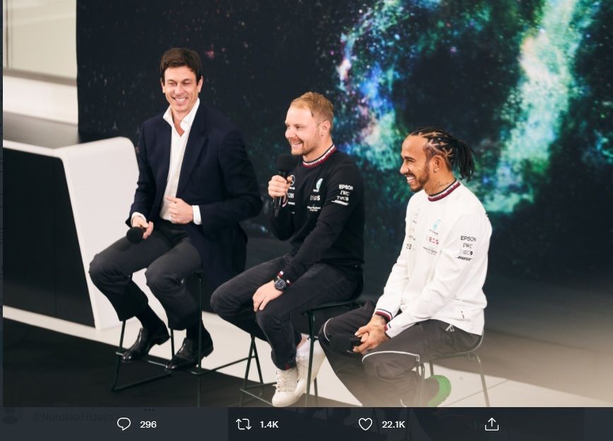 Valtteri Bottas, didampingi bos Mercedes Toto Wolff (kiri) dan Lewis Hamilton, mengucapkan salam perpisahan di depan karyawan pabrik tim di Brackley.