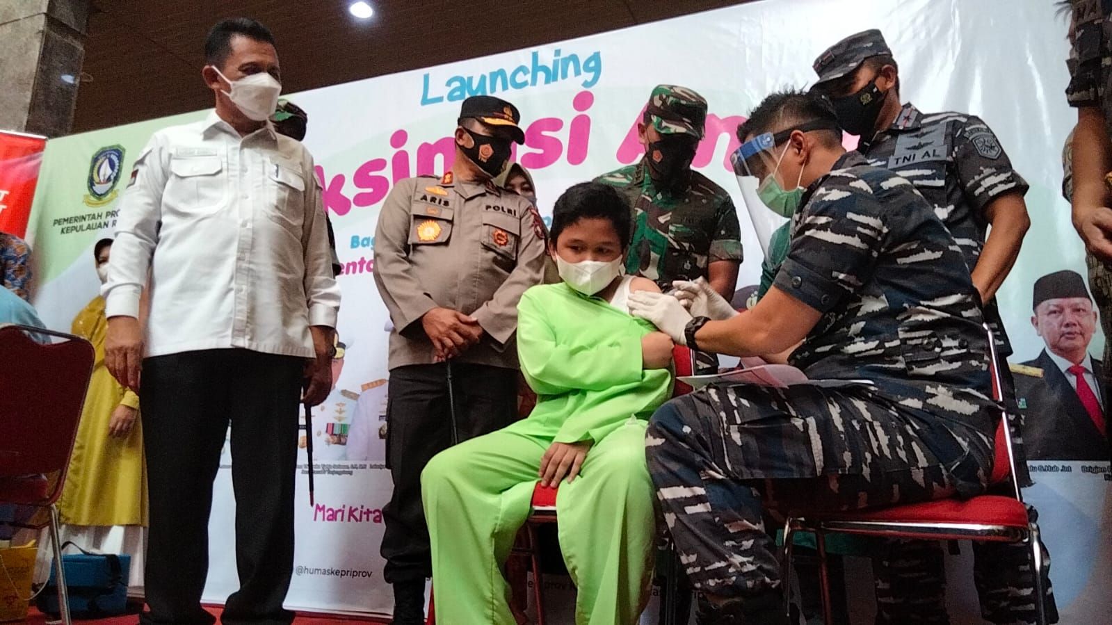 Petugas menyuntikkan vaksin ke peserta vaksinasi usia 6-11 tahun di Batam.