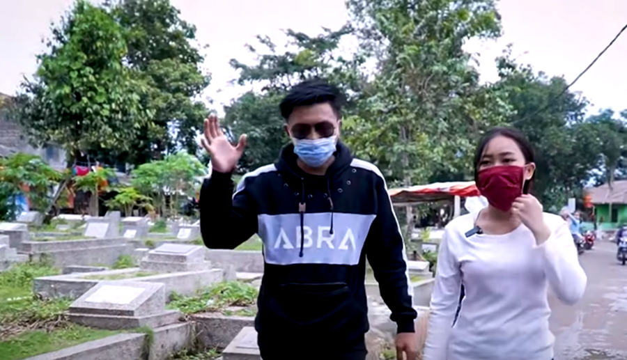 Intan dan YouTuber Aya Ibrahim di kuburan TPU Maleer, Kiaracondong, Bandung