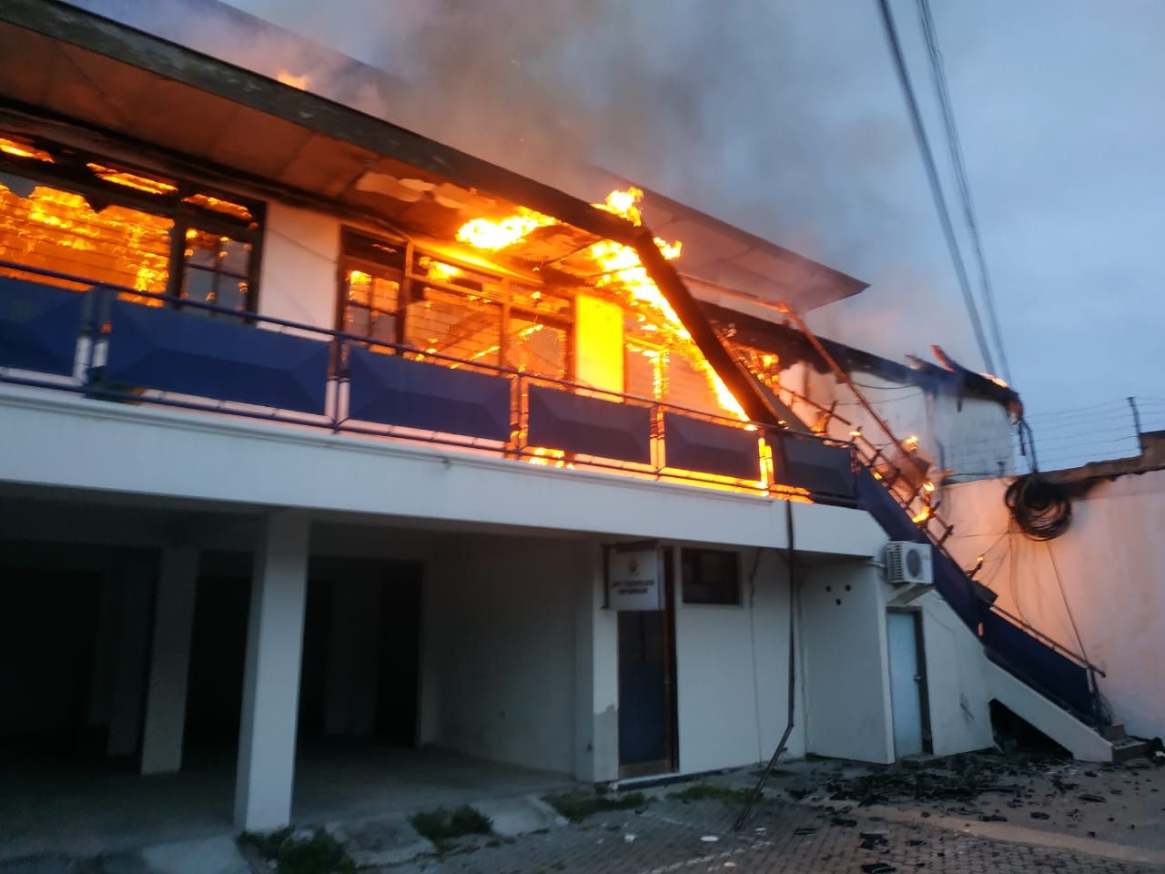 Foto: Kebakaran di kawasan Kampus Universitas Adi Buana, Ngagel Rejo, Kecamatan Wonokromo, Surabaya, Jawa Timur Minggu 19 Desember 2021, Pagi.