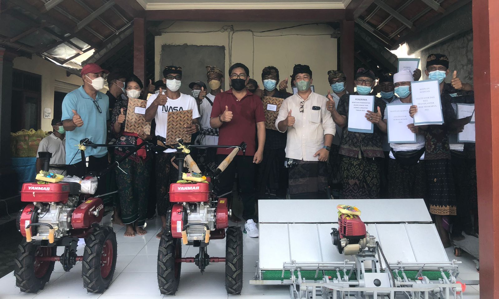 Wakil Wali Kota Denpasar, Kadek Agus Arya Wibawa, saat menyerahkan bantuan berupa bibit dan alat pertanian kepada kelompok tani dan ternak di Kota Denpasar. 