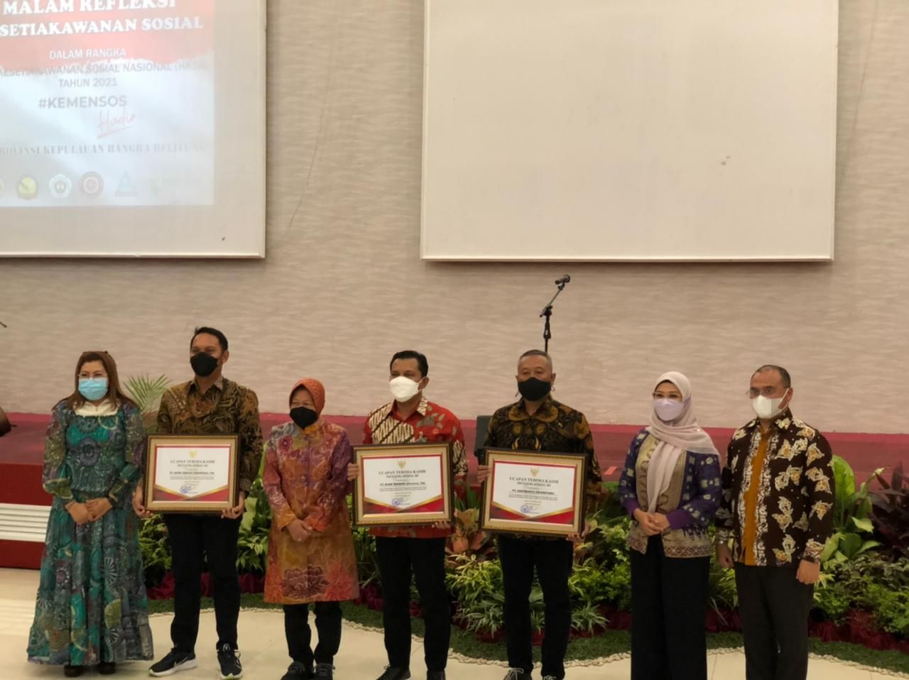 Foto Bersama Mensos Tri Rismaharini bersamam Gubernur Kepulauan Bangka Belitung Erzaldi