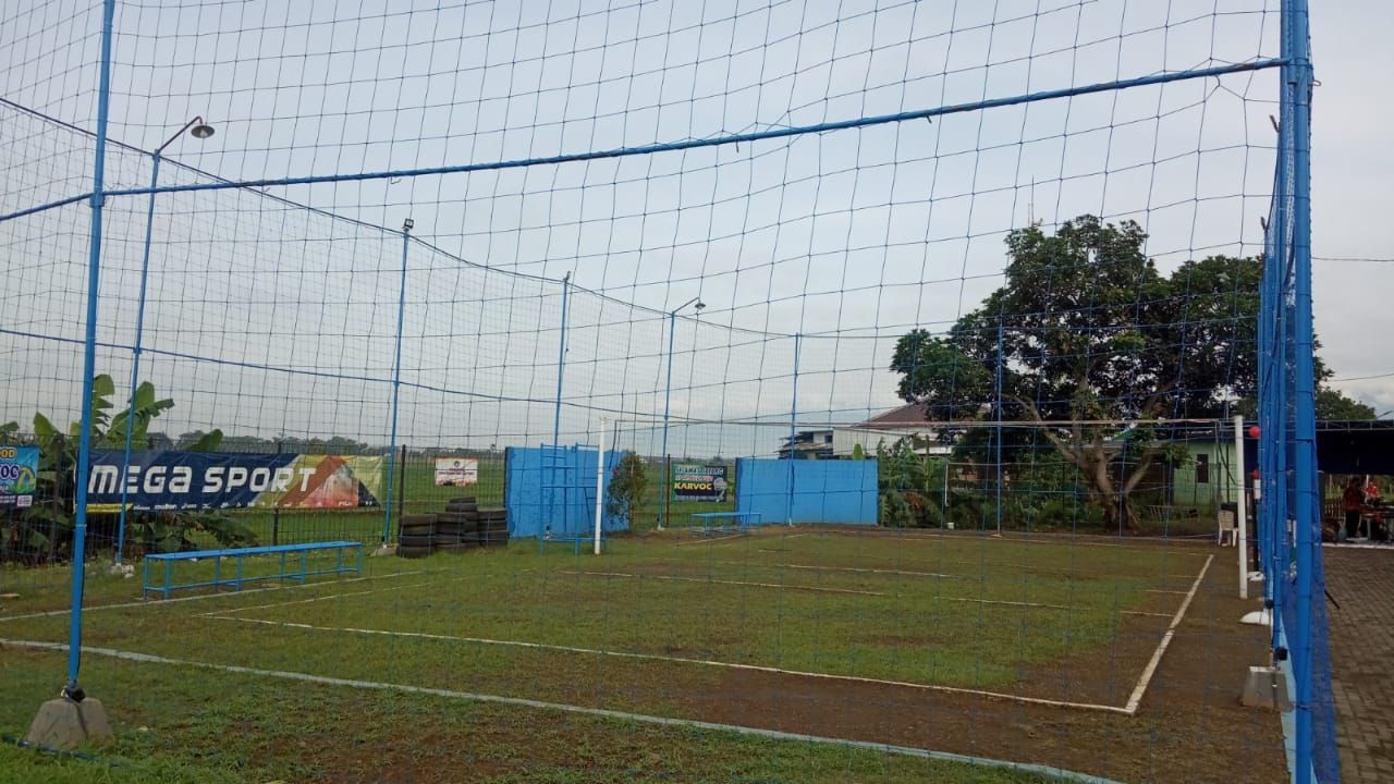 Lapangan bola voli Karvoc RW 09 Desa Klahang, Kecamatan Sokaraja, Banyumas, hari Minggu 19 Desember 2021.