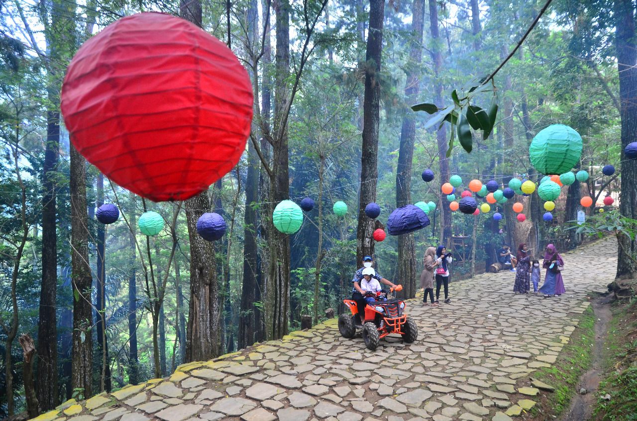 Wisatawan mengunjungi objek wisata Pijar Park di Dawe, Kudus, Jawa Tengah, Sabtu (18/12/2021). Destinasi wisata baru milik Perhutani yang berlokasi di lereng Gunung Muria itu menawarkan pemandangan hutan pinus