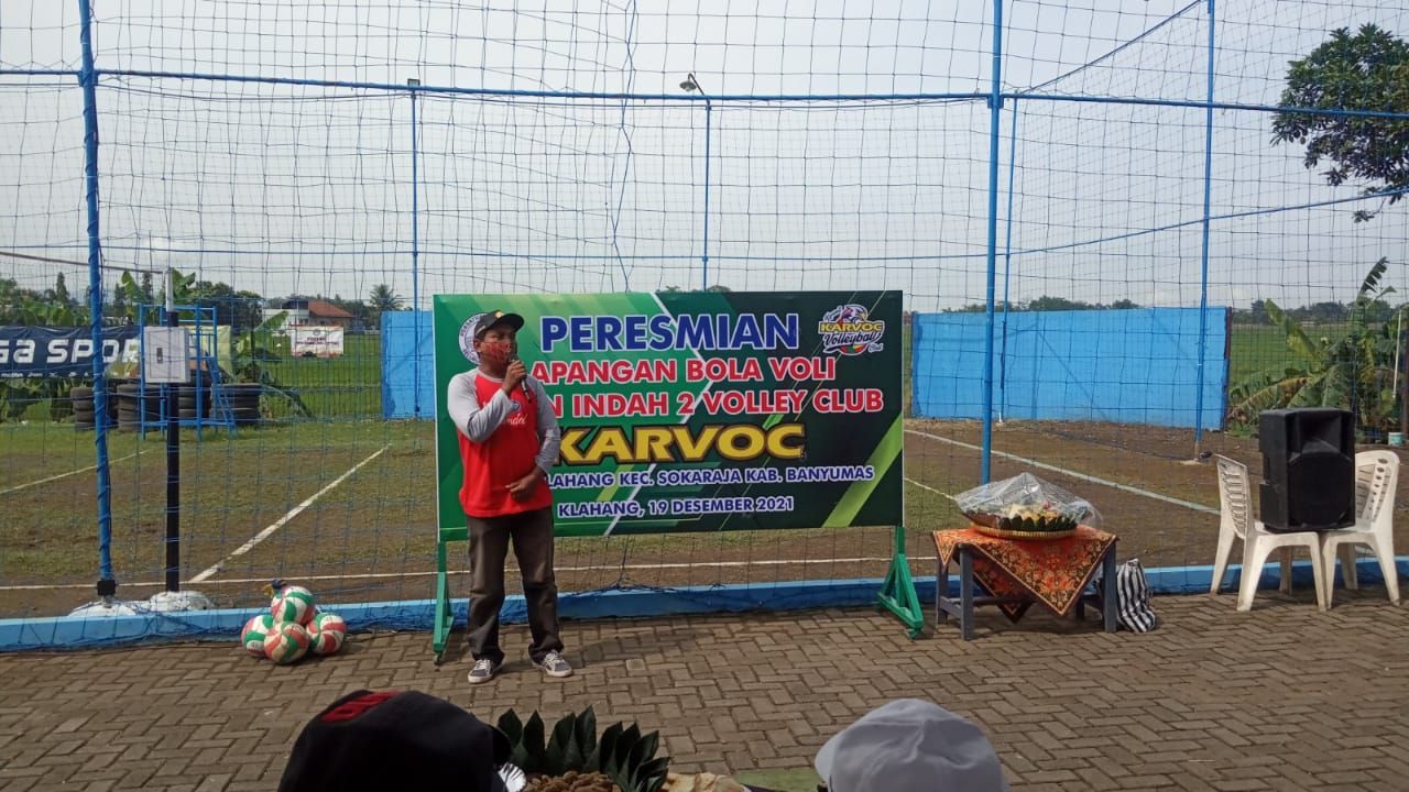 Kepala Desa Klahang, Kecamatan Sokaraja Sulistiono dalam peresmian lapangan dan pengukuhan klub bola voli Karvoc, hari Minggu 19 Desember 2021.