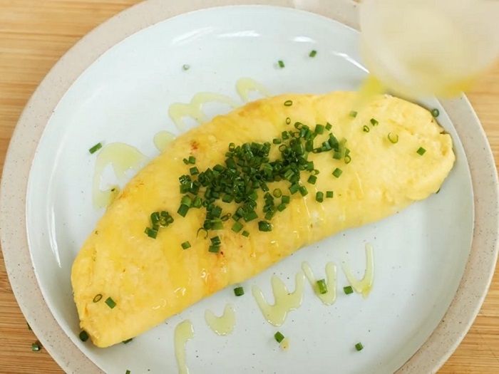 Resep membuat  omelet telur jamur ala hotel yang lembut dan mulus dari bahan rumahan ala Devina Hermawan.