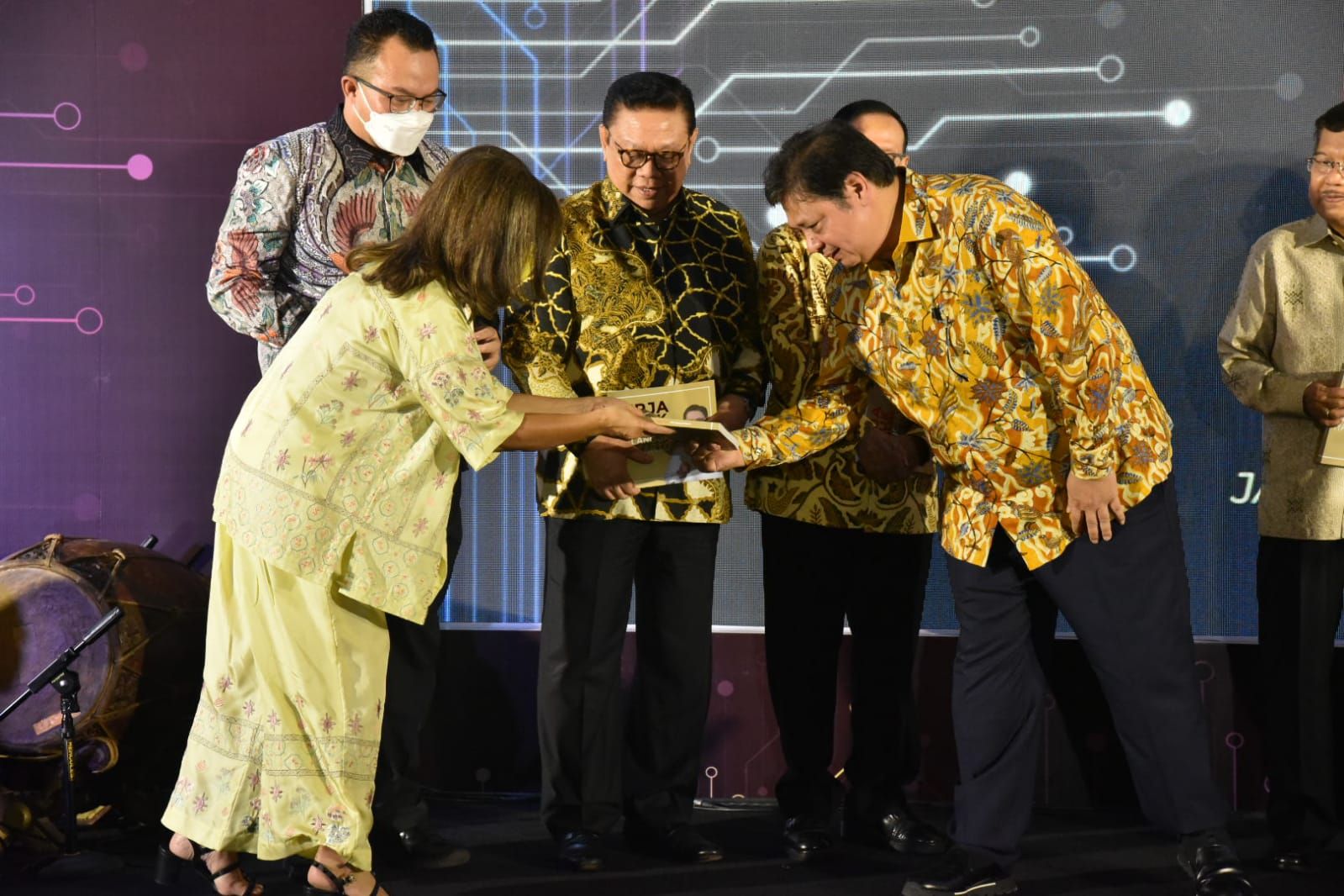 Partai Golkar meluncurkan buku Kerja Untuk Indonesia Airlangga Hartarto sekaligus menutup acara Rakornas Media dan Penggalangan Opini (MPO) Partai Golkar tahun 2021.