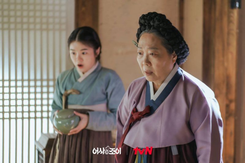 Nenek Ra Yi Eon memergoki cucunya dan Kim Jo Yi di kamar.