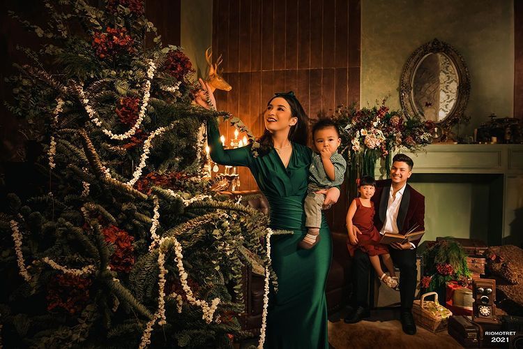 Photoshoot Natal Keluarga Harmonis Glenn Alinskie dan Chelsea Olivia