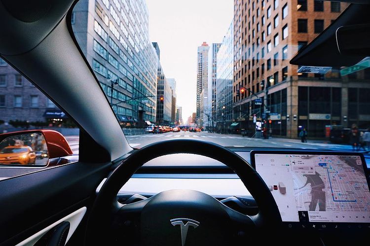 Tampilan bagian pengemudi mobil Tesla. /Instagram @teslamotors