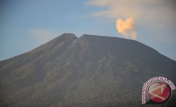 Gunung Slamet pada foto Agustus 2013.*  
