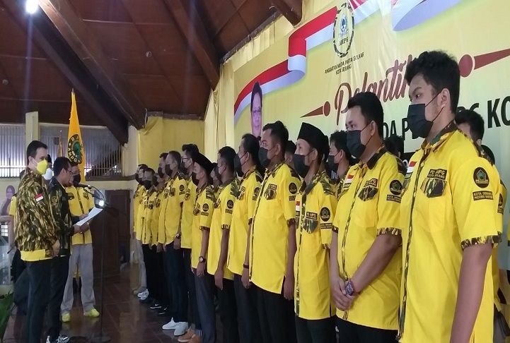 Ketua AMPG Banten Pilar Saga Ichsan saat mengukuhkan anggota dan PD AMPG Kota Serang Periode 2020-2025, di Gedung Golkar Kota Serang, Selasa 21 Desember 2021. 