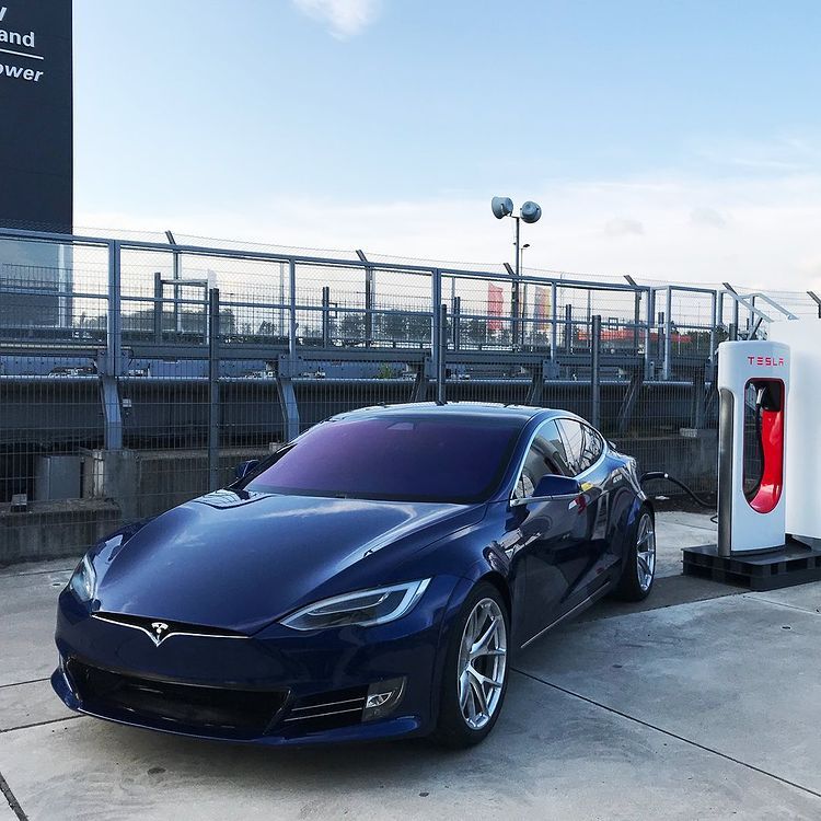 Salah satu mobil Tesla saat mengisi daya dengan supercharger di sirkuit Nürburgring, Jerman. /Instagram @teslamotors