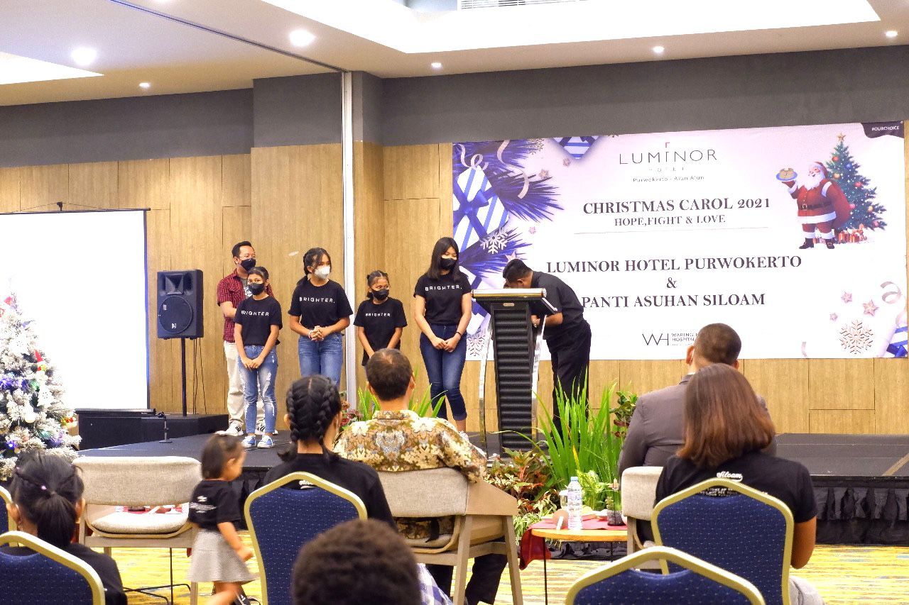 Sambut Natal dan Tahun Baru, Manajemen Luminor Hotel Purwokerto berbagi keceriaan dengan 44 anak yatim piatu dari panti asuhan Siloam, Senin 20 Desember 2021. / Marcom Berlian Wardani