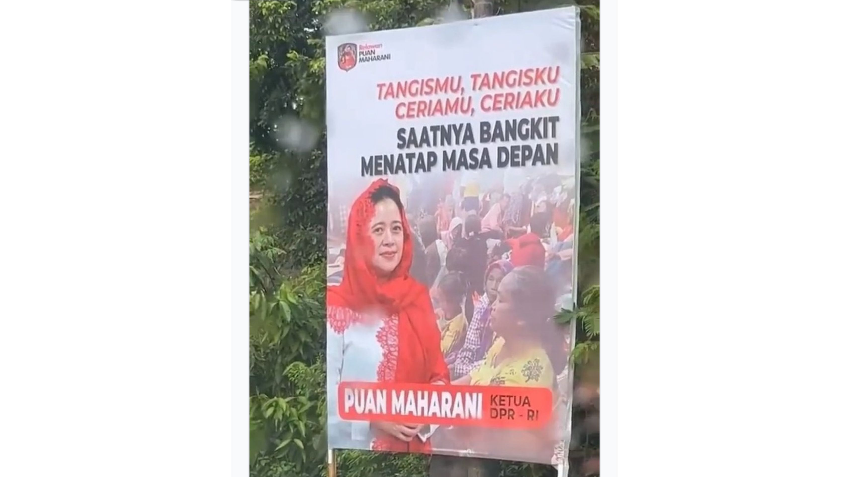 Baliho Puan Maharani yang terpampang di sepanjang jalan lokasi pengungsian.