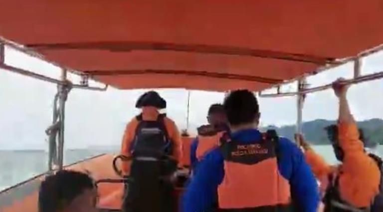 Tim SAR gabungan dari Pos SAR Namlea melakukan pencarian Abdullah Pellu yang sedang melaut di perairan Masnana, Kabupaten Seram Bagian Barat, hari Rabu 22 Desember 2021. / @sar_nasional