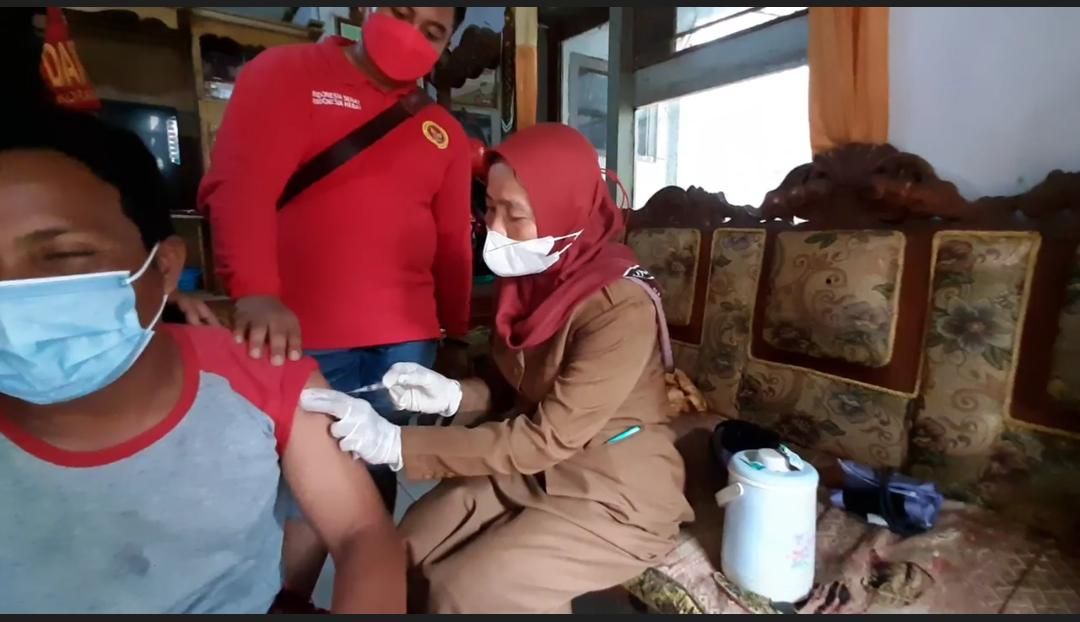 Petugas medis BIN Jabar melakukan vaksinasi secara door  to door terhadap warga Eretan Wetan Blok Condong Kandanghaur, Kabupaten Indramayu, Rabu, 22 Desember 2021./dok.BIN
