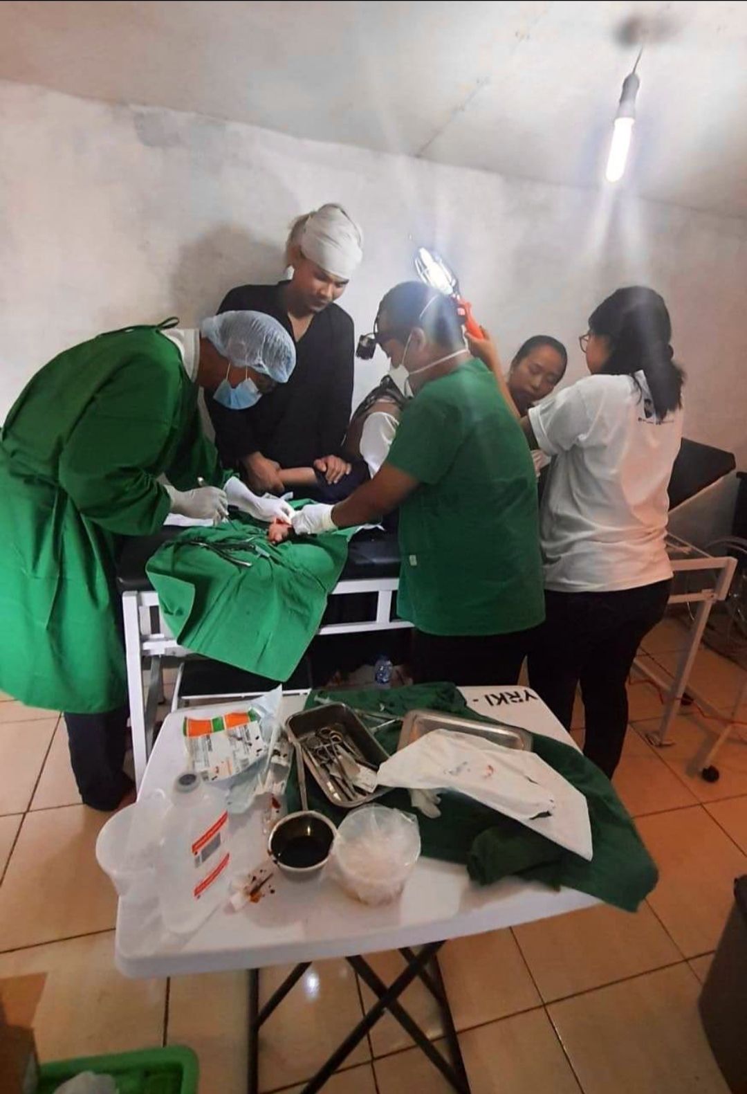 Tindakan operasi yang dilakukan Dokter Omat Rachmat Hasbullah bersama tim kesehatan Puskesdas.
