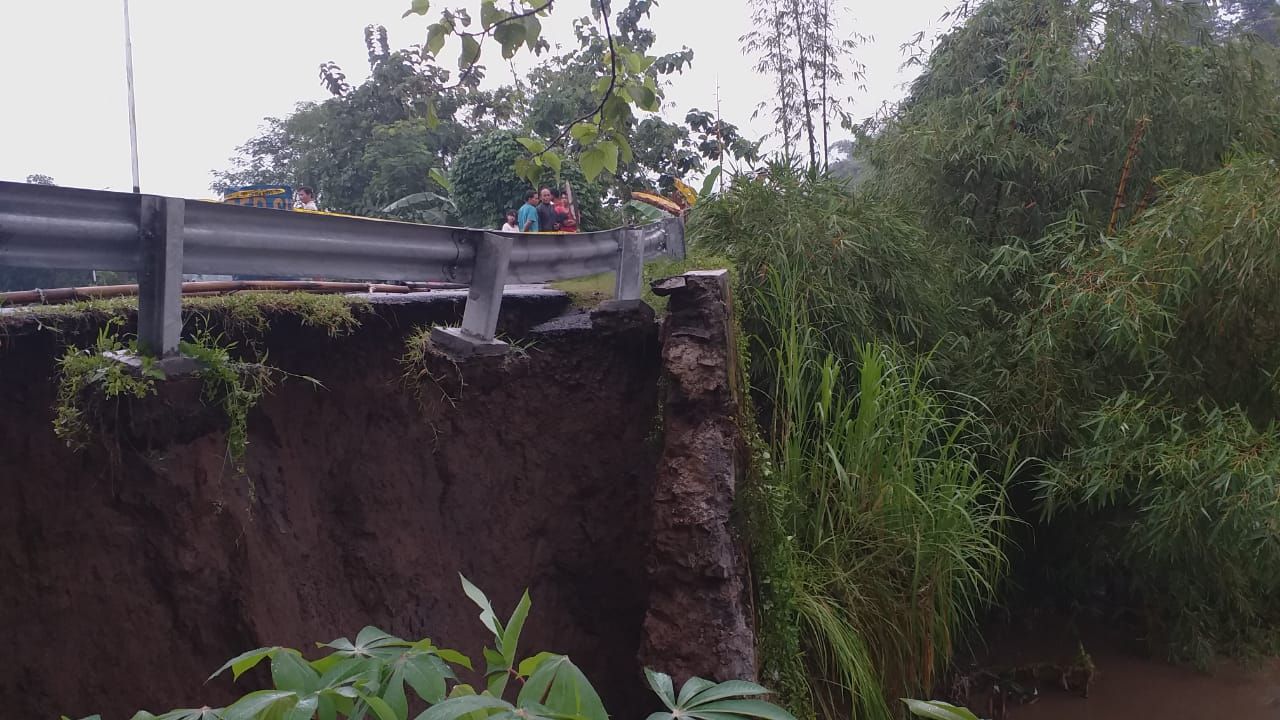 Penampakan talud jalan Wirasaba di Purbalingga yang ambrol akibat luapan sungai Serayu