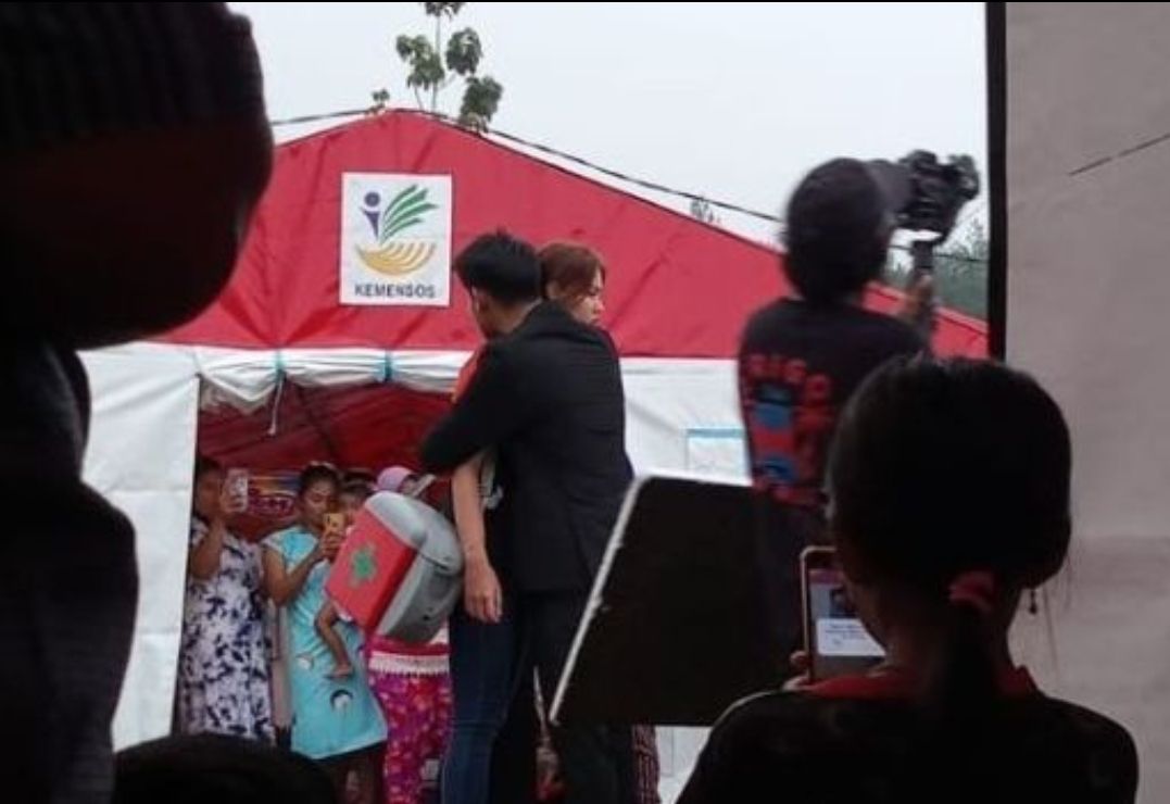 Rebecca Tamara dan Leo Consul saat syuting di lokasi pengungsian korban Gunung Semeru.