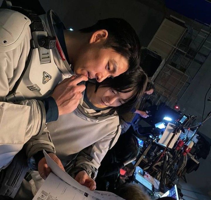Gong Yoo bersama Bae Doona saat membaca skrip dibalik layar The Silent Sea.