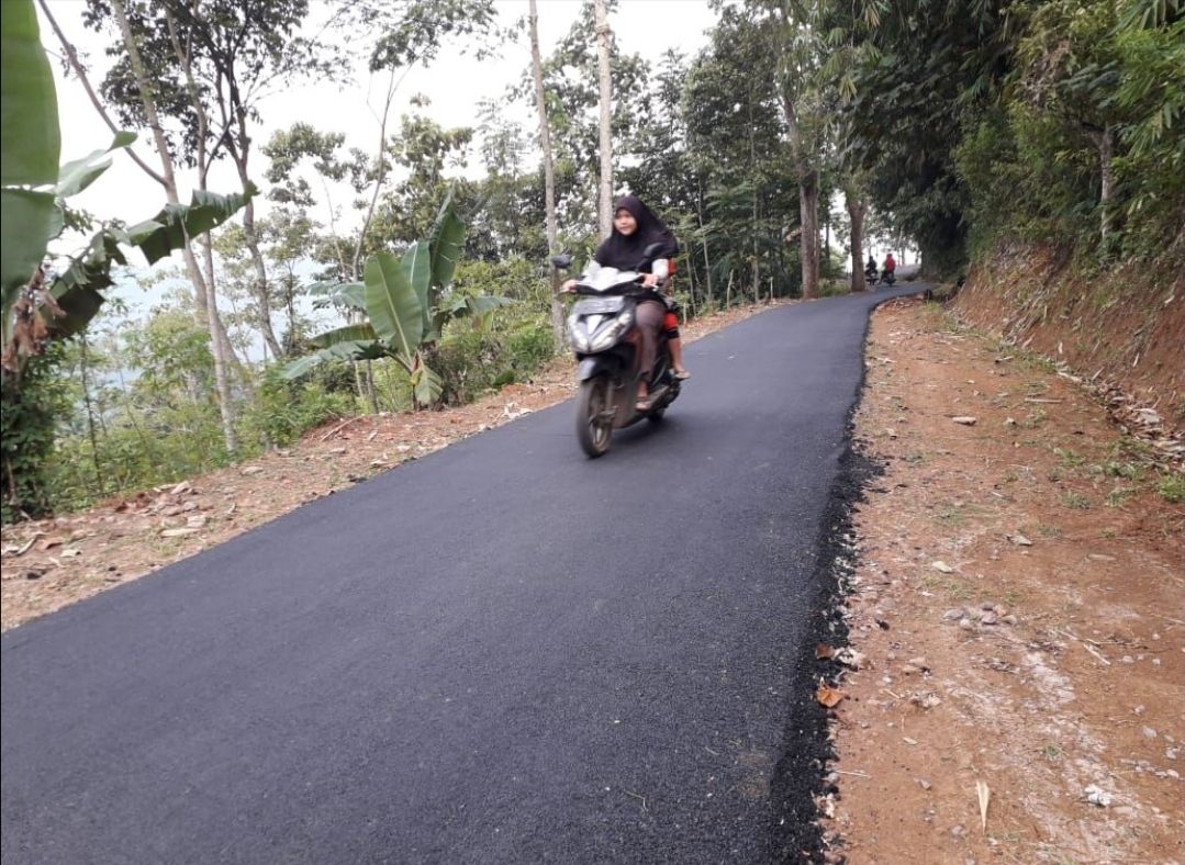 Jalan desa di Kabupaten Sumedang, Jabar yang sudah mulus
