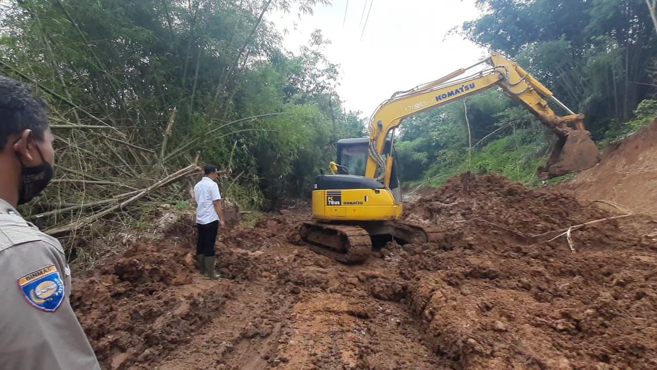 Kades Trirejo memantau proyek pelaksanaan proyek irigasi Kedung Putri